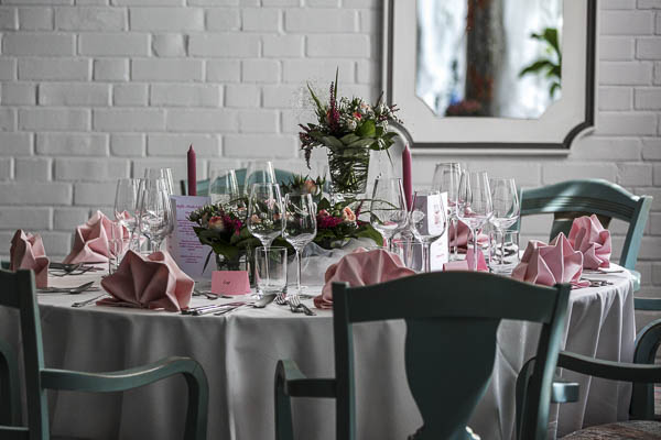 Blauer Salon mit Tischdeko Hochzeit